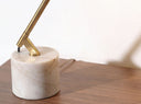 lámpara sobremesa acero blanco y acero pulido dorado con base de mármol porcelánico, vista 3