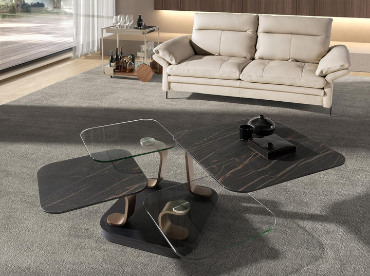 Mesa centro extensible cuadrada cristal templado y mármol porcelánico, acero color dorado y acero negro en ambiente decorado (2)