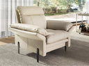 Sillón piel gris taupe en ambiente decorado