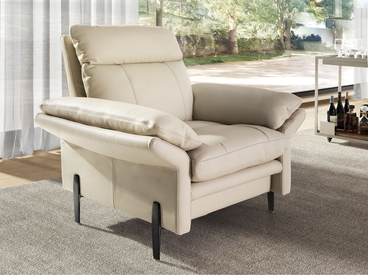 Sillón piel gris taupe en ambiente decorado