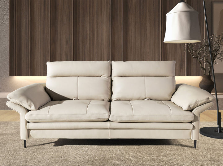Sofá 3 plazas piel gris taupe en ambiente decorado
