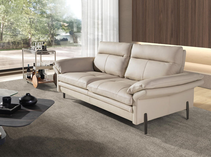 Sofá 2 plazas piel gris taupe en ambiente decorado