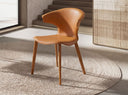 Silla piel regenerada naranja en ambiente decorado