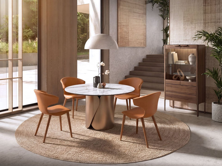 Silla piel regenerada naranja en ambiente decorado (2)