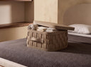 Cesta decorativa de almacenaje rectangular en piel regenerada visón oscuro con tapa en ambiente decorado