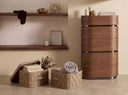 Cesta decorativa de almacenaje rectangular en piel regenerada visón oscuro con tapa en ambiente decorado (2)