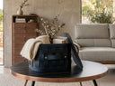 Cesta decorativa de almacenaje cuadrada en piel regenerada azul oscuro con tapa en ambiente decorado