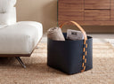 Cesta decorativa de almacenaje rectangular en piel regenerada azul oscuro con asa en ambiente decorado