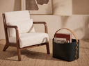 Cesta decorativa de almacenaje rectangular en piel regenerada azul oscuro con asa en ambiente decorado (2)
