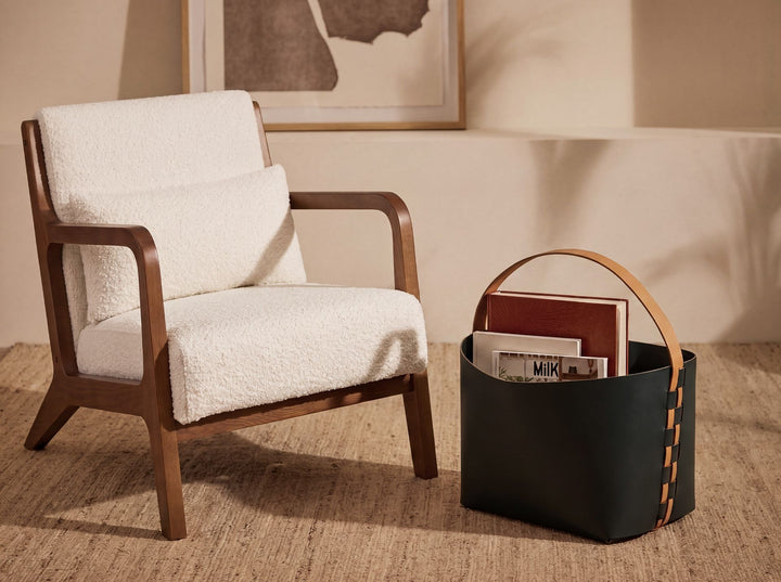 Cesta decorativa de almacenaje rectangular en piel regenerada azul oscuro con asa en ambiente decorado (2)