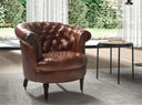 Sillón Chester piel marrón coñac en ambiente decorado