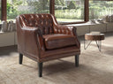 Sillón Chester piel marrón coñac en ambiente decorado