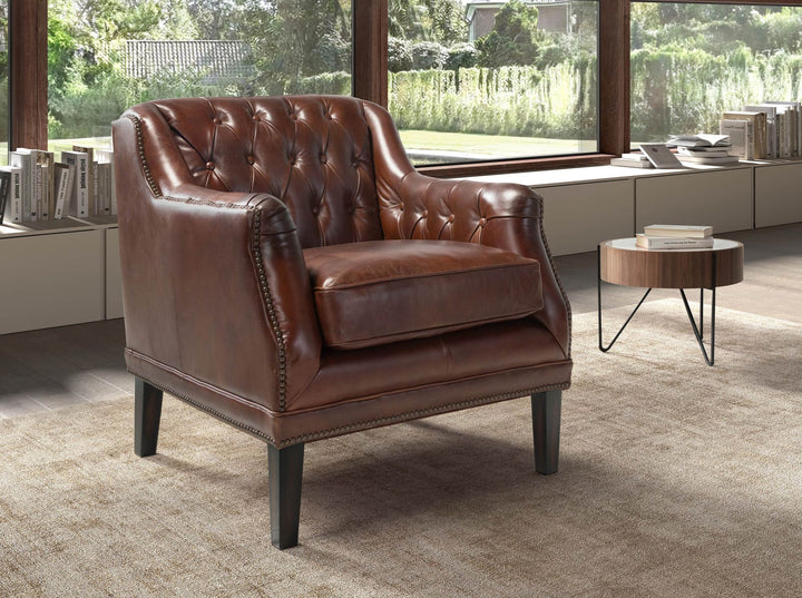 Sillón Chester piel marrón coñac en ambiente decorado