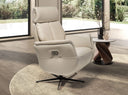 Sillón relax giratorio piel gris perla en ambiente decorado