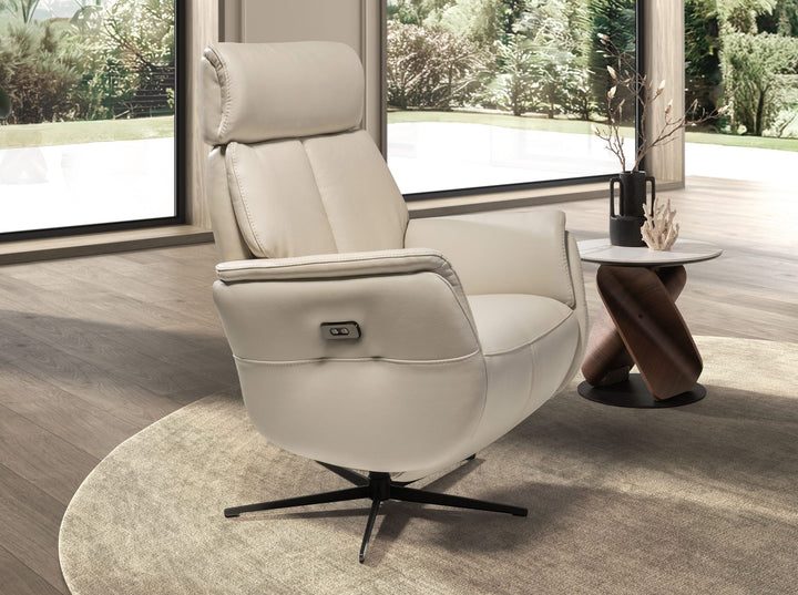 Sillón relax giratorio piel gris perla en ambiente decorado