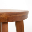 Taburete de bar madera con aro de hierro en ambiente decorado