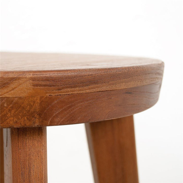 Taburete de bar madera con aro de hierro en ambiente decorado