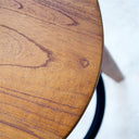Taburete de bar madera con aro de hierro en ambiente decorado (2)
