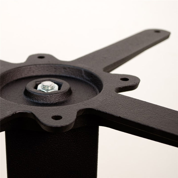 Pie de mesa Equilibra hierro base cuadrada negro en ambiente decorado