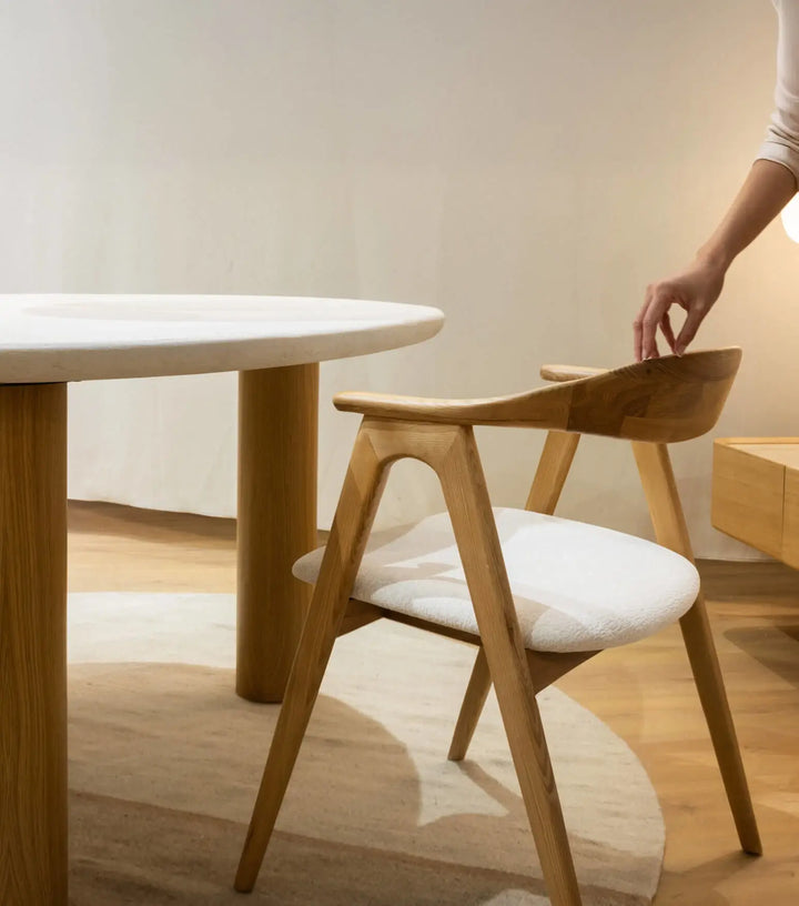 Mesa de comedor Vilma en nogal y microcemento