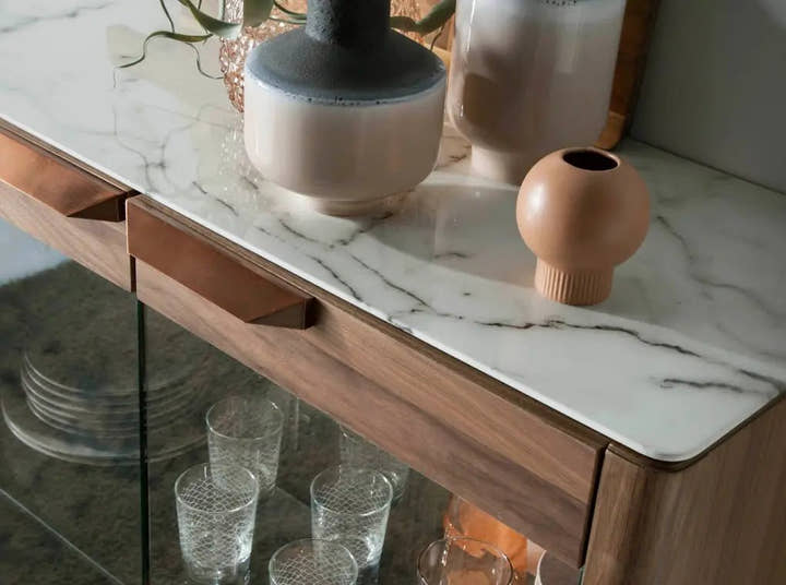 Aparador alto nogal con tapa de cristal imitación mármol e iluminación interior - Aparador - El Workshop - 99x40x161cm