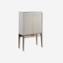 Aparador alto de diseño moderno con estructura de madera de MDF color beige y unas originales patas de madera chapada en nogal natural. 