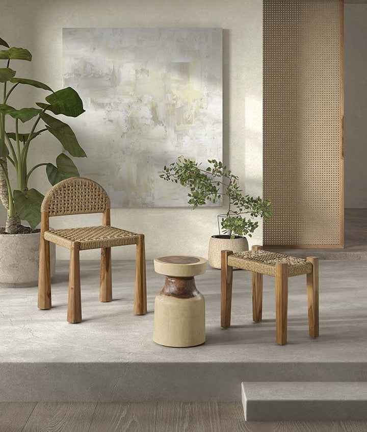 Banco madera en ambiente decorado