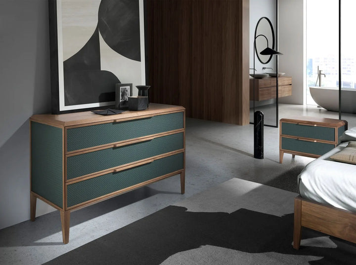 Cómoda de diseño moderno con estructura de PVC color verde oscuro y unas originales patas de madera chapada en nogal natural.