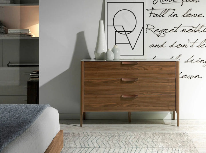 Comoda de diseño moderno con estructura de madera chapada en nogal natural y unas originales patas de madera chapada en nogal natural. 