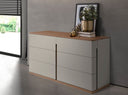 Cómoda de diseño moderno con estructura de madera de MDF color gris y una original base de madera chapada en color nogal. 