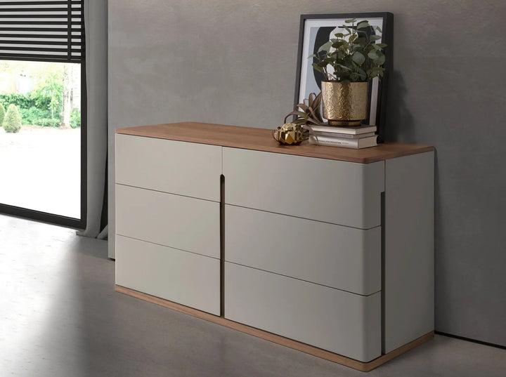 Cómoda de diseño moderno con estructura de madera de MDF color gris y una original base de madera chapada en color nogal. 