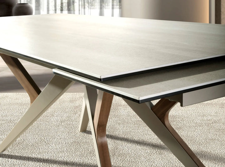 Mesa comedor extensible rectangular mármol porcelánico, acero arena metalizado y nogal