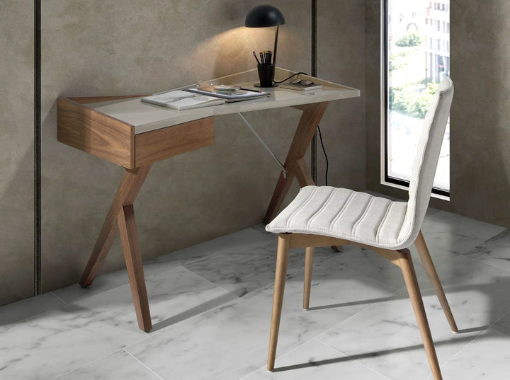 Bureau van notenhout met neutraal lichtgrijs houten blad
