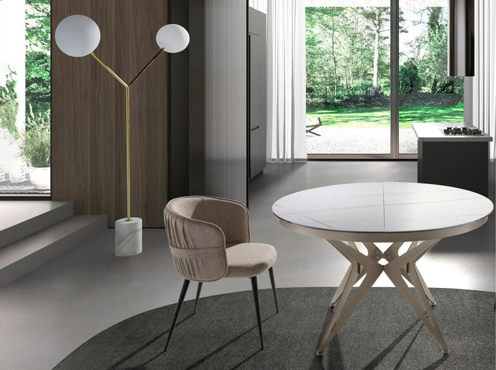 Lampara de pie con base de mármol porcelánico estilo Calacatta y estructura en acero dorado.