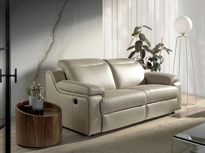 Lampara_de_pie_con_base_de_marmol_porcelanico_estilo_Calacatta_pantalla_direccional.