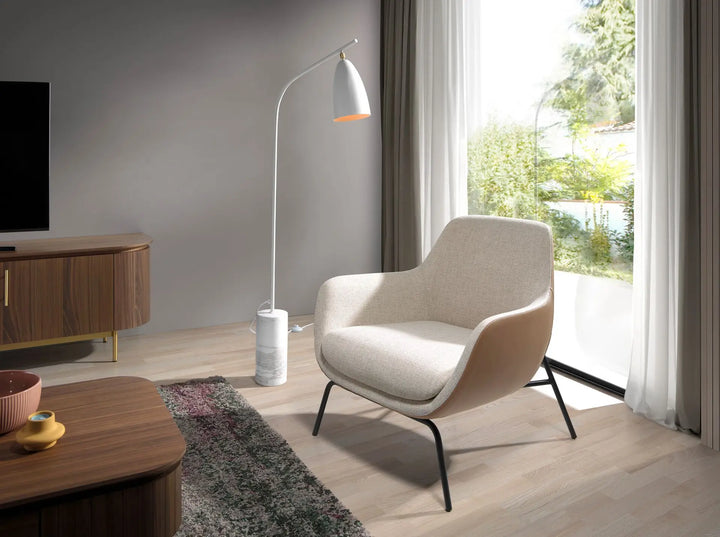 Lámpara de pie de mármol y acero blanco. Base de mármol porcelánico estilo Calacatta y pantalla direccional.