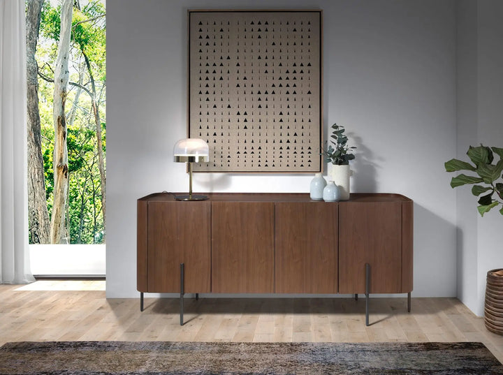 Lampara de sobremesa con cuerpo, base y detalles en acero dorado