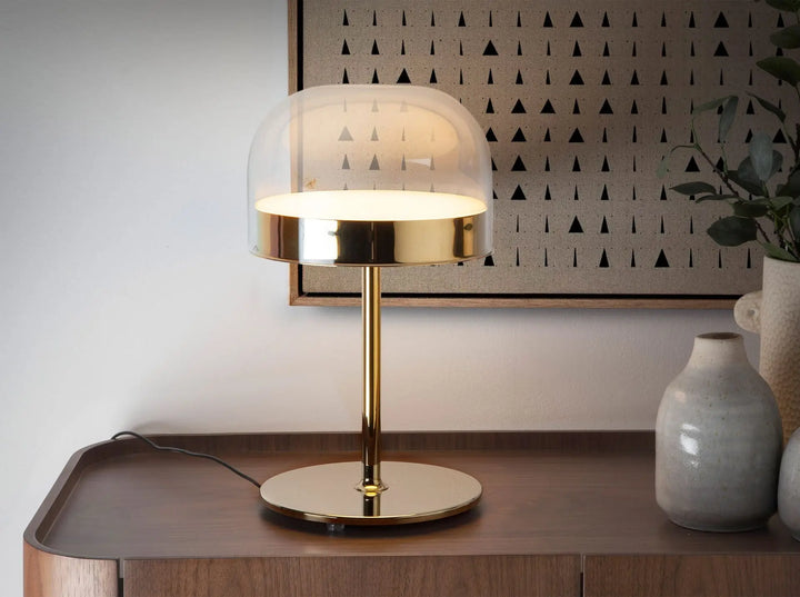 Lampara de sobremesa con cuerpo, base y detalles en acero dorado