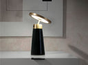 Lámpara de sobremesa con cuerpo de mármol porcelánico similar nero marquina y disco direccional de acero pulido dorado