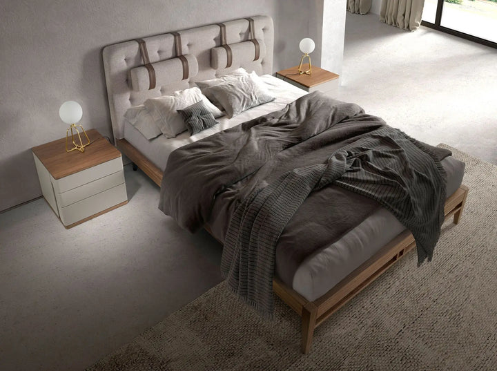 Lampara de sobremesa con cuerpo fabricado en acero dorado y bulbo de cristal tintado en color blanco.