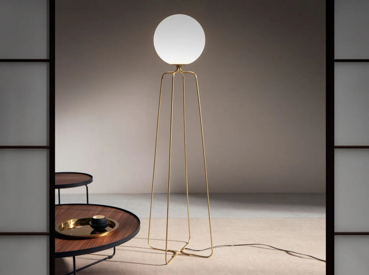 Lampara_de_pie_con_base_de_marmol_porcelanico_estilo_Calacatta_pantalla_direccional.