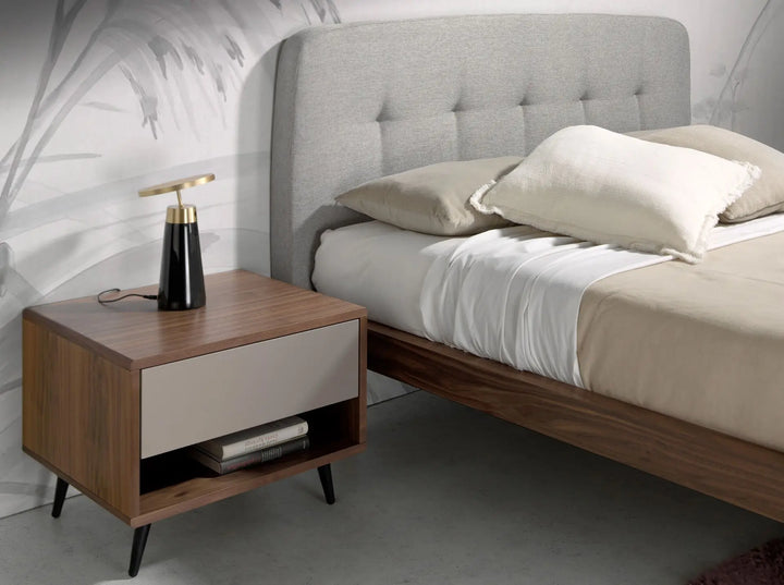 Lampara de sobremesa con cuerpo de marmol porcelánico similar nero marquina y disco direccional de acero pulido dorado