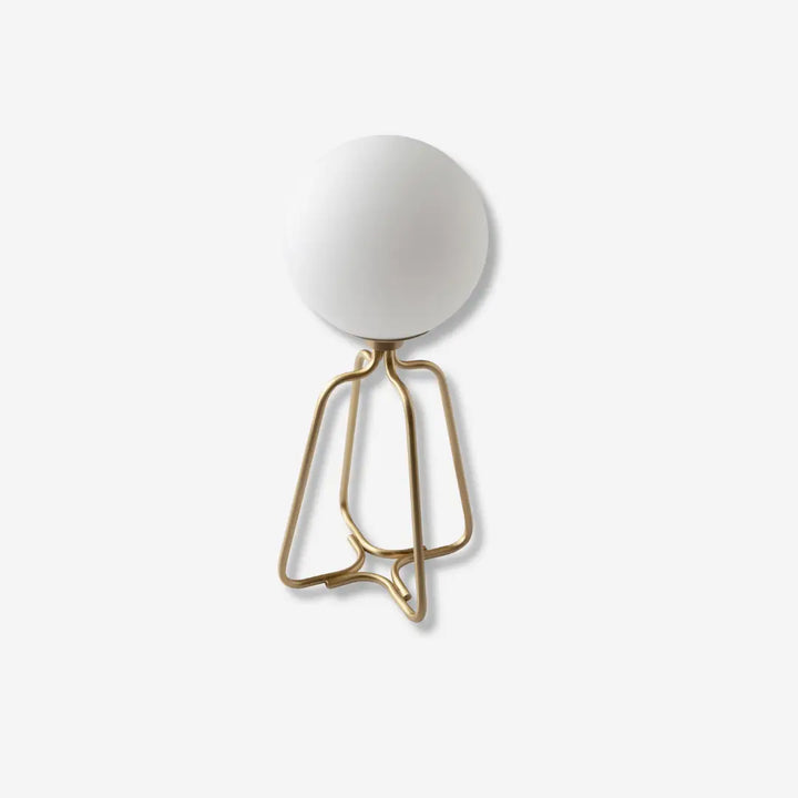 Lámpara de sobremesa con cuerpo fabricado en acero dorado y bulbo de cristal tintado en color blanco.