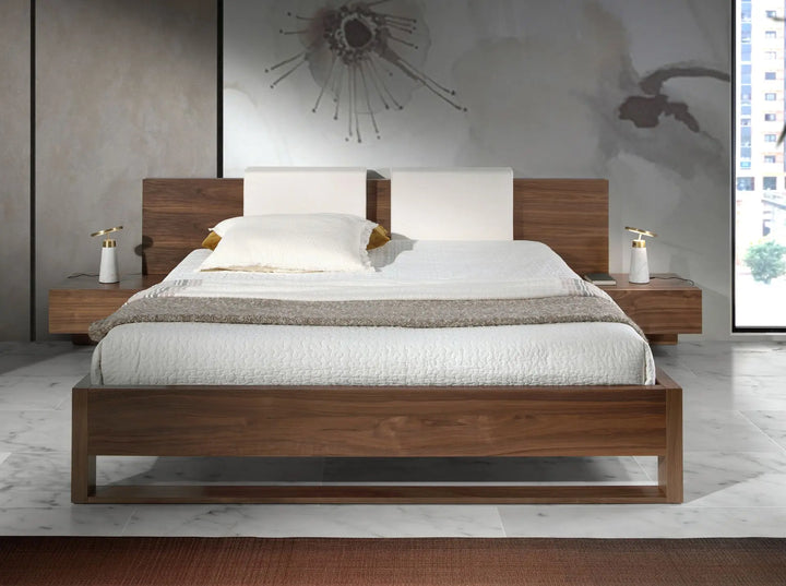 Lampara de sobremesa de diseno moderno con un cuerpo de marmol porcelánico similar calacatta