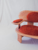 banco de madera clara y tapizado rojo