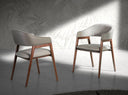 Silla con reposabrazos de diseño moderno con asiento tapizado en tela color gris y respaldo tapizado en polipiel color visón oscuro. 