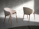 Silla con reposabrazos de diseño moderno con asiento tapizado en tela color beige y respaldo tapizado en polipiel color visón oscuro.