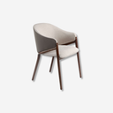 Silla con reposabrazos de diseño moderno con asiento tapizado en tela color beige y respaldo tapizado en polipiel color visón oscuro.