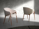 Silla con reposabrazos de diseño moderno con asiento tapizado en tela color beige y respaldo tapizado en polipiel color visón oscuro.