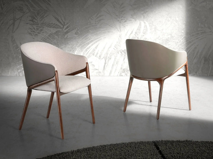 Silla con reposabrazos de diseño moderno con asiento tapizado en tela color beige y respaldo tapizado en polipiel color visón oscuro.
